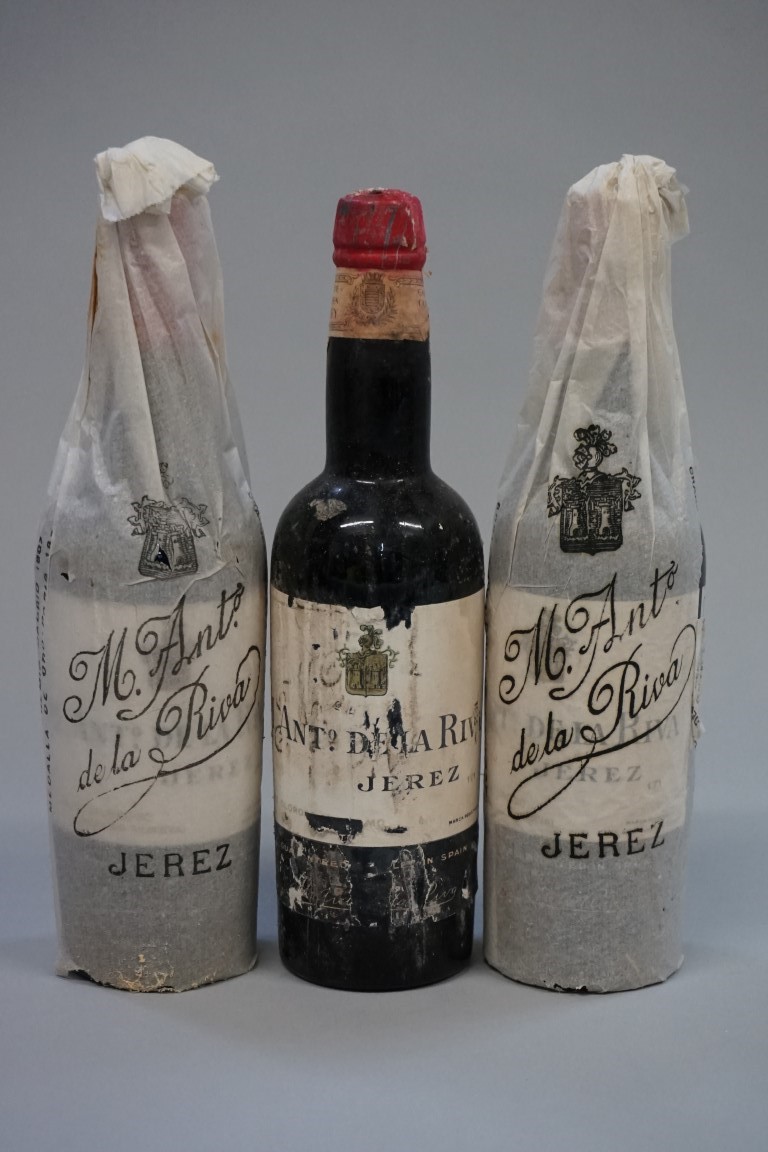 Three half bottles of Viejisimo Sherry, Antonio de la Riva, (1940s bottling). (3)