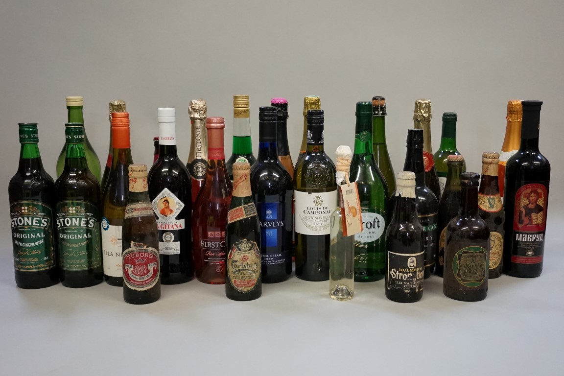 A mixed lot of wine, spirits and similar. (28)