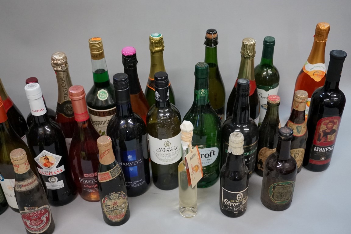 A mixed lot of wine, spirits and similar. (28) - Image 3 of 10