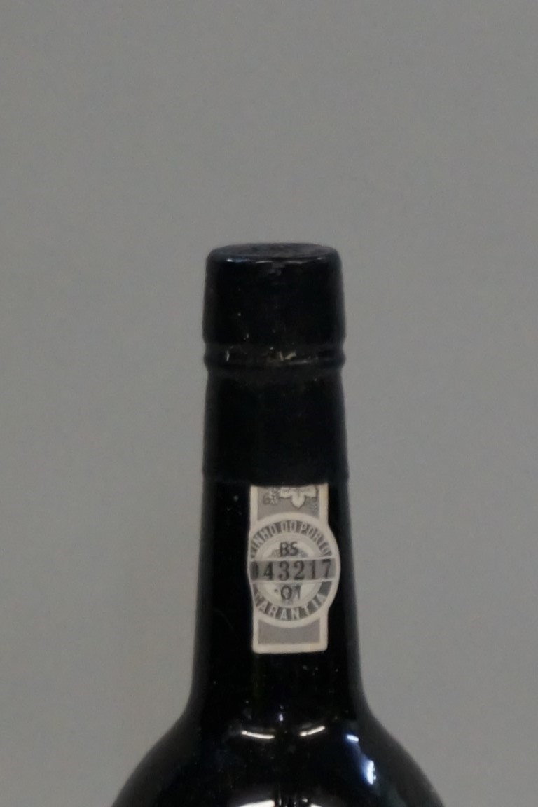 A 75cl bottle of Warre's 1977 vintage port. - Image 3 of 5
