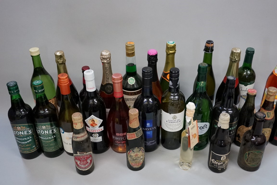 A mixed lot of wine, spirits and similar. (28) - Image 2 of 10