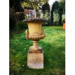 Garden urns/pots/planters: A pair of Doulton style composition stone urns on pedestals, 2nd half 20t