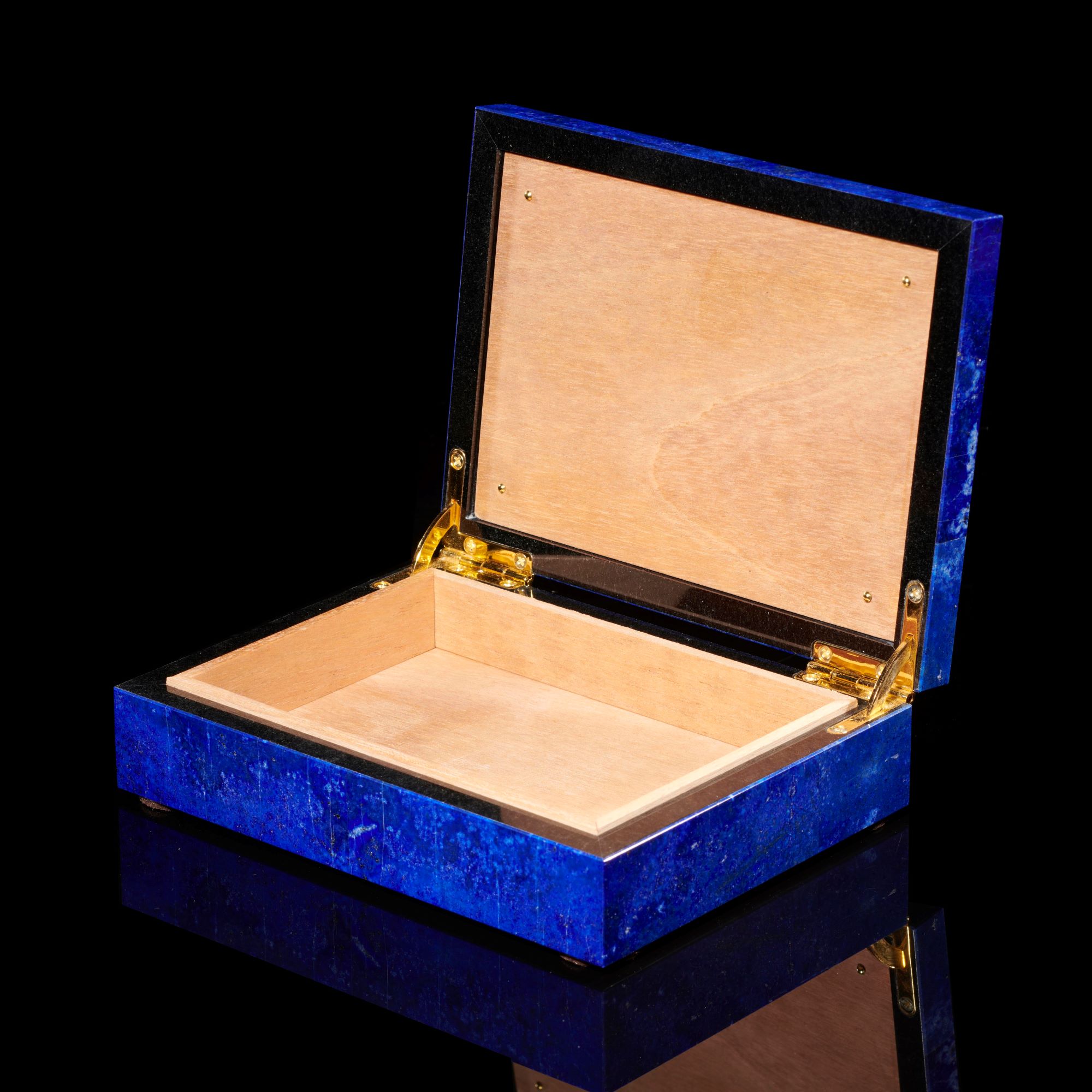 Interior Design/Minerals: A lapis lazuli veneered box, 4cm high by 15cm wide by 11cm deep - Image 2 of 2