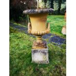 Garden pots/planters: A pair of Doulton style composition stone urns on pedestals, 2nd half 20th