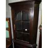 Standing corner cupboard