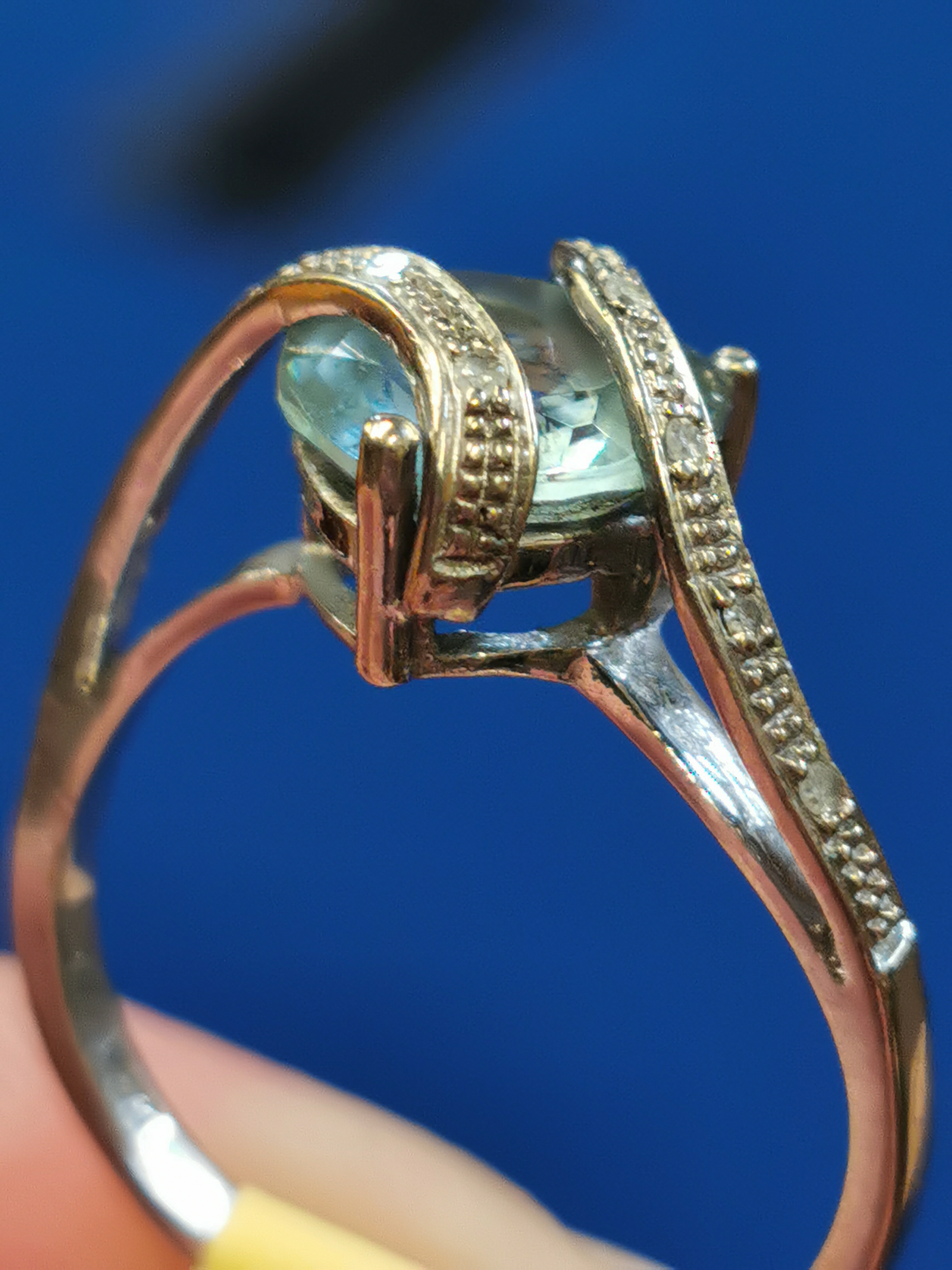9ct Gold Twist Ring w/Aquamarine, size P - Image 2 of 2