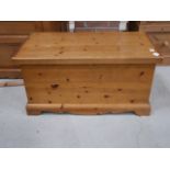 Pine blanket box