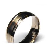 AN 18CT WHITE GOLD GENT'S WEDDING BAND Having engraved tram line design (size P).