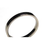 AN 18CT WHITE GOLD WEDDING RING Plain form (size K).