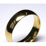 AN 18CT GOLD GENT'S WEDDING BAND Plain form (size T/U).