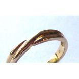 AN 18CT GOLD CROSSOVER WEDDING BAND Plain form (size N/M).