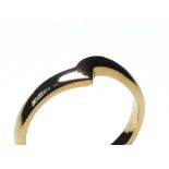 AN 18CT GOLD WEDDING RING ?V? form (size N/O).