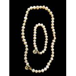 A PEARL NECKLACE AND MATCHING BRACELET Single row of pearls on a silver clasp. (necklace approx