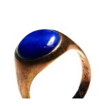 A 9CT ROSE GOLD AND LAPIS LAZULI GENT'S SIGNET RING Having a cabochon cut stone on a plain gold