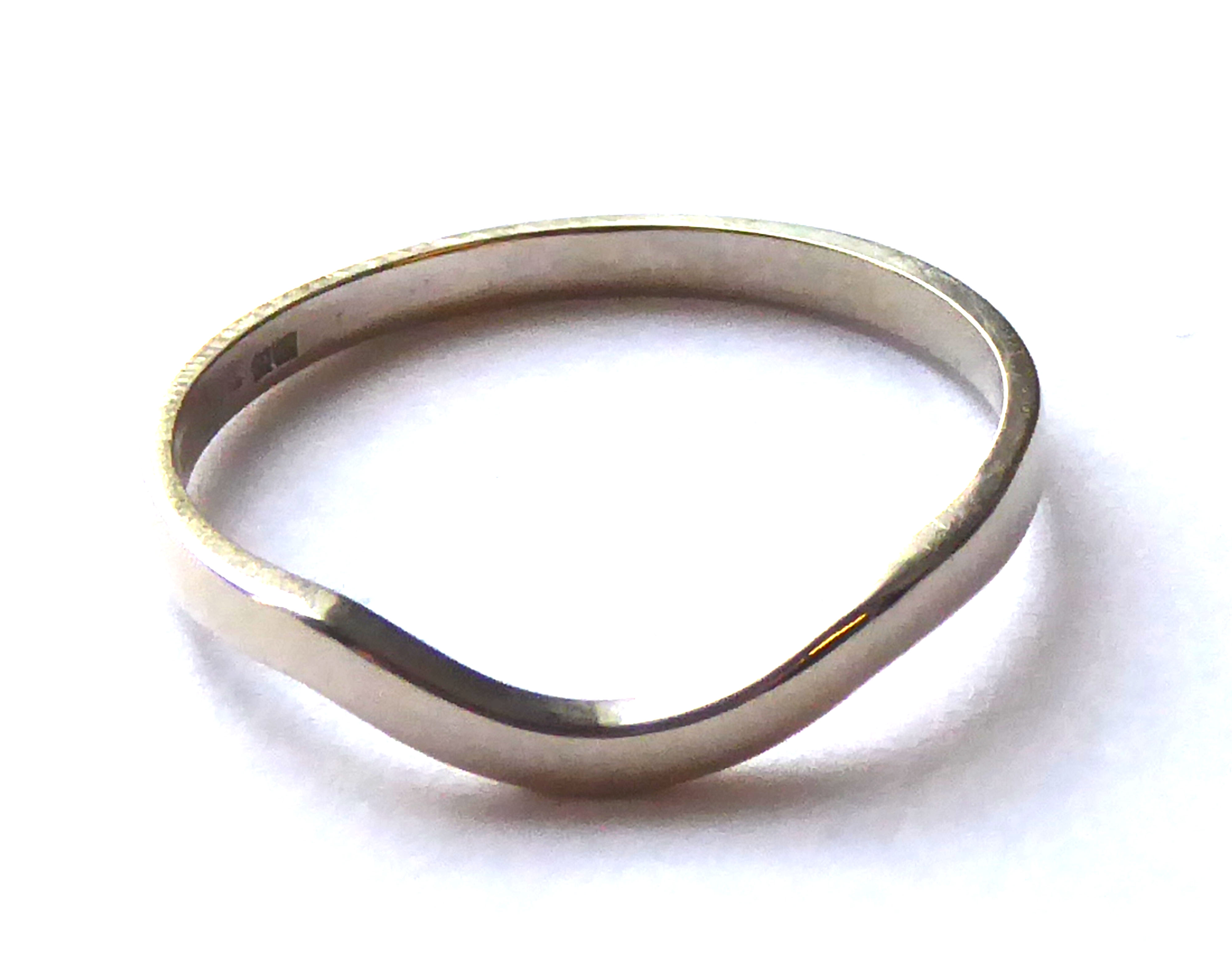 AN 18CT WHITE GOLD WEDDING RING Having a swept design (size M). - Image 2 of 2