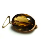 A VICTORIAN 9CT GOLD AND CITRINE BROOCH Having a faceted oval cut stone. (approx 2.5cm x 2cm)