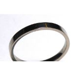 AN 18CT WHITE GOLD WEDDING RING Plain form (size M).