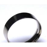AN 18CT WHITE GOLD GENT'S WEDDING BAND Plain design (size S/T).