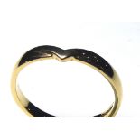 AN 18CT GOLD WEDDING BAND ?V?form (size N).