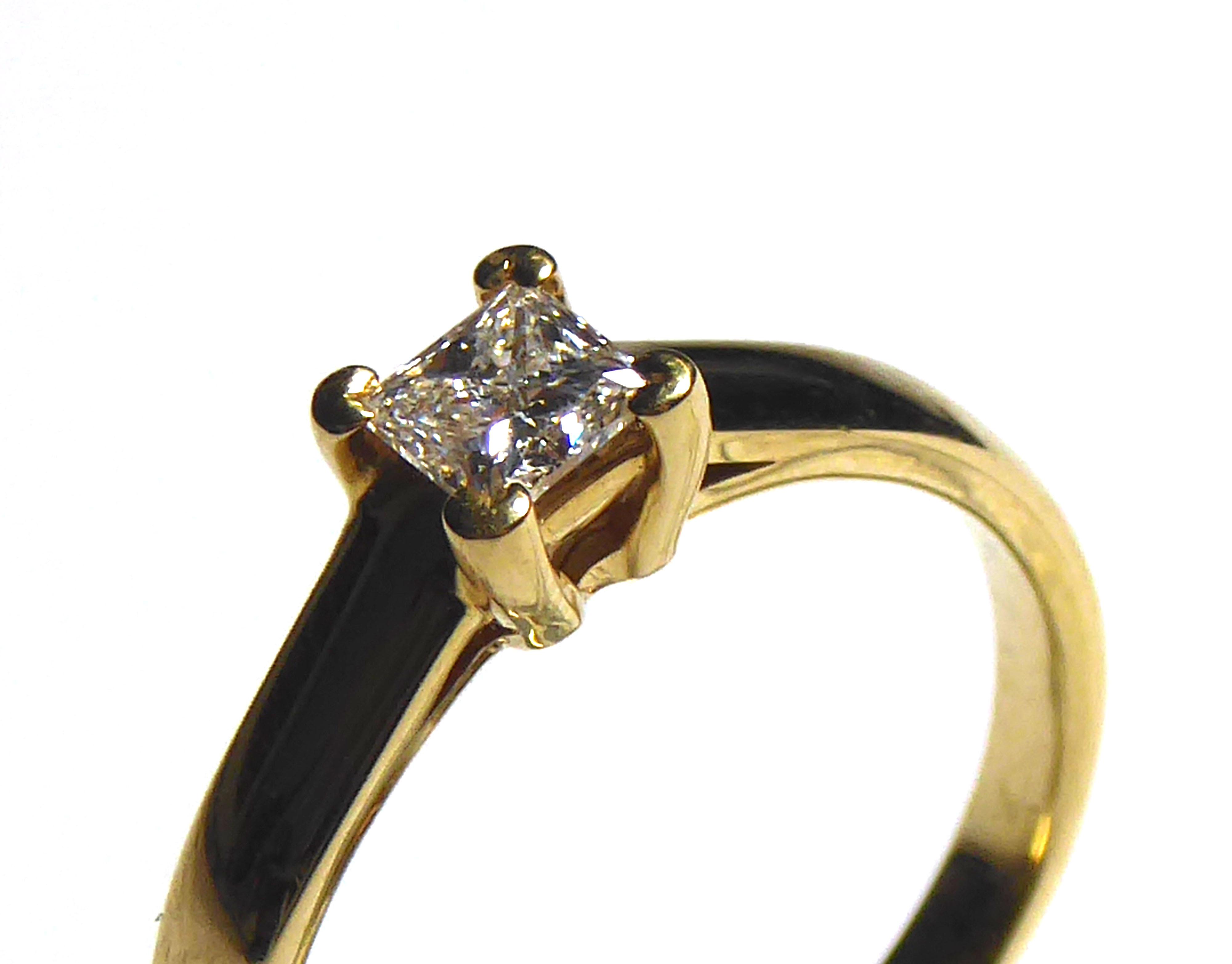 AN 18CT GOLD AND DIAMOND SOLITAIRE RING Having a single Princess cut stone (size L). (approx total