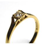 AN 18CT GOLD AND DIAMOND SOLITAIRE RING Having a single round cut diamond. (approx total diamond