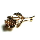A 9CT GOLD FLOWER BROOCH Single rose design. (approx 4cm)