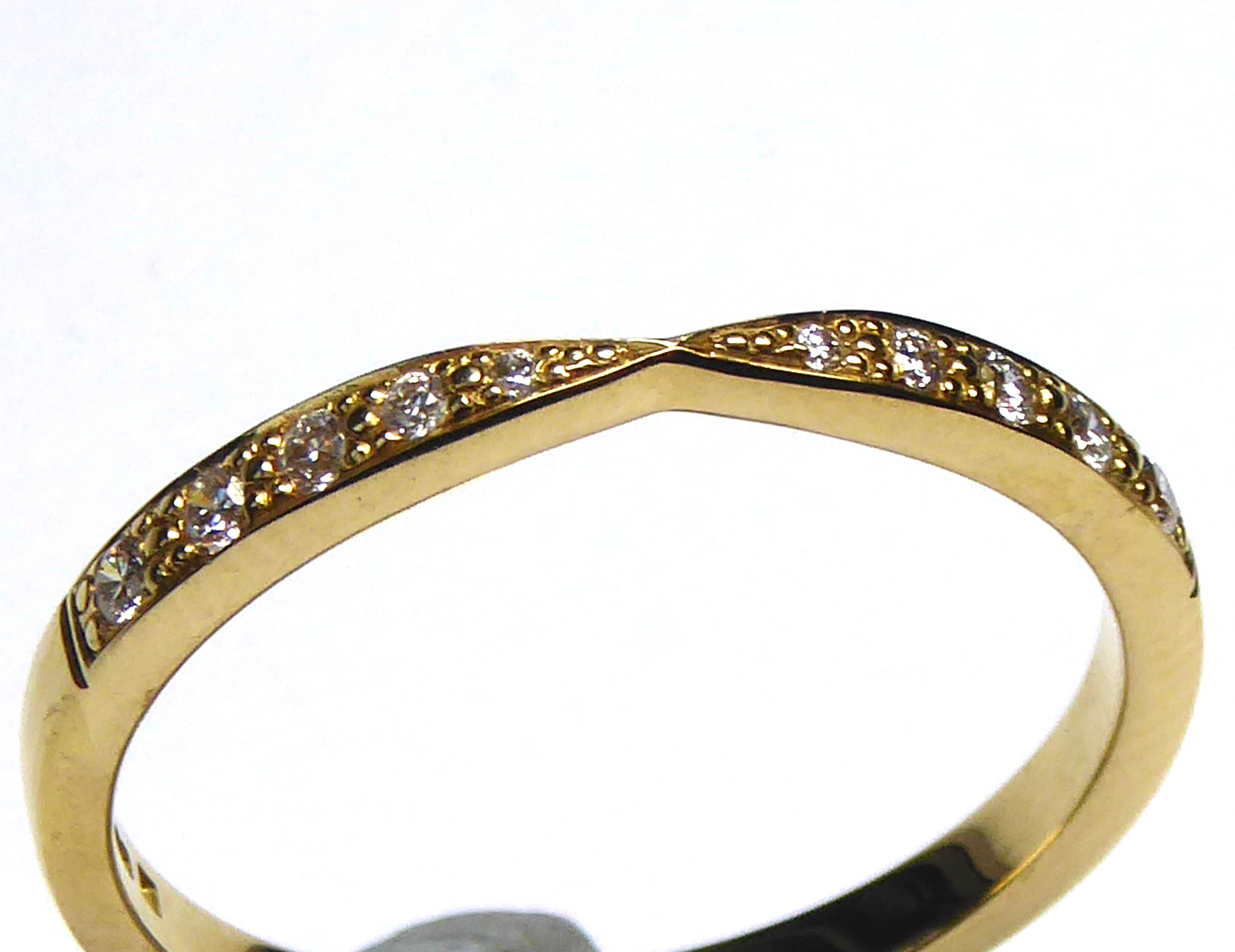 AN 18CT GOLD AND DIAMOND WEDDING BAND Having two rows of round cut diamonds (size M/N).
