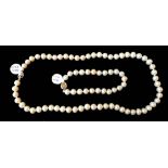 A GREY PEARL NECKLACE AND MATCHING BRACELET SET The single row of pearls on a silver clasp. (