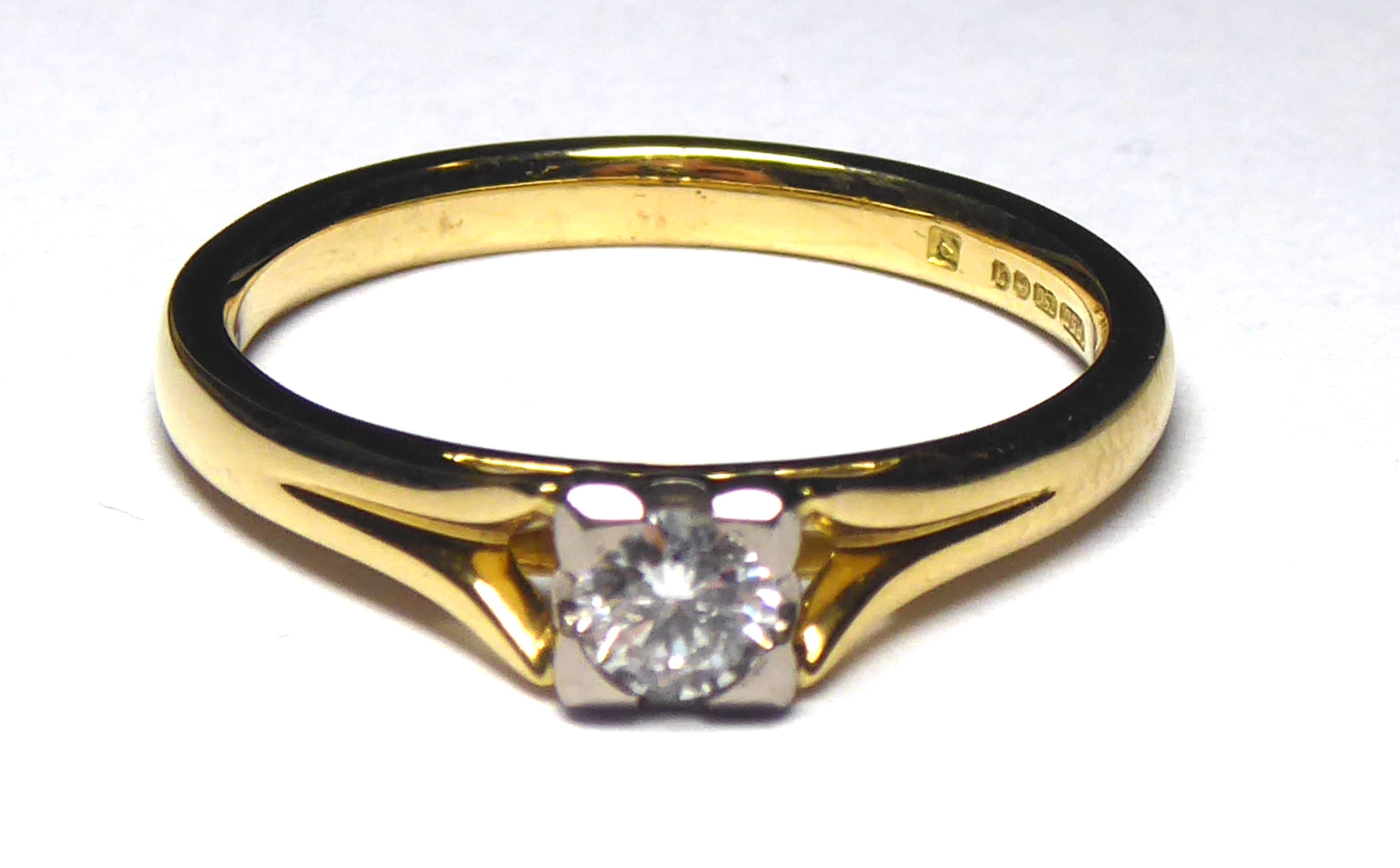 AN 18CT GOLD AND DIAMOND SOLITAIRE RING The single round cut diamond in a raised mount (size M). ( - Image 2 of 2