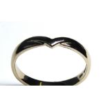 AN 18CT GOLD WEDDING BAND Plain 'V' shape (size K).