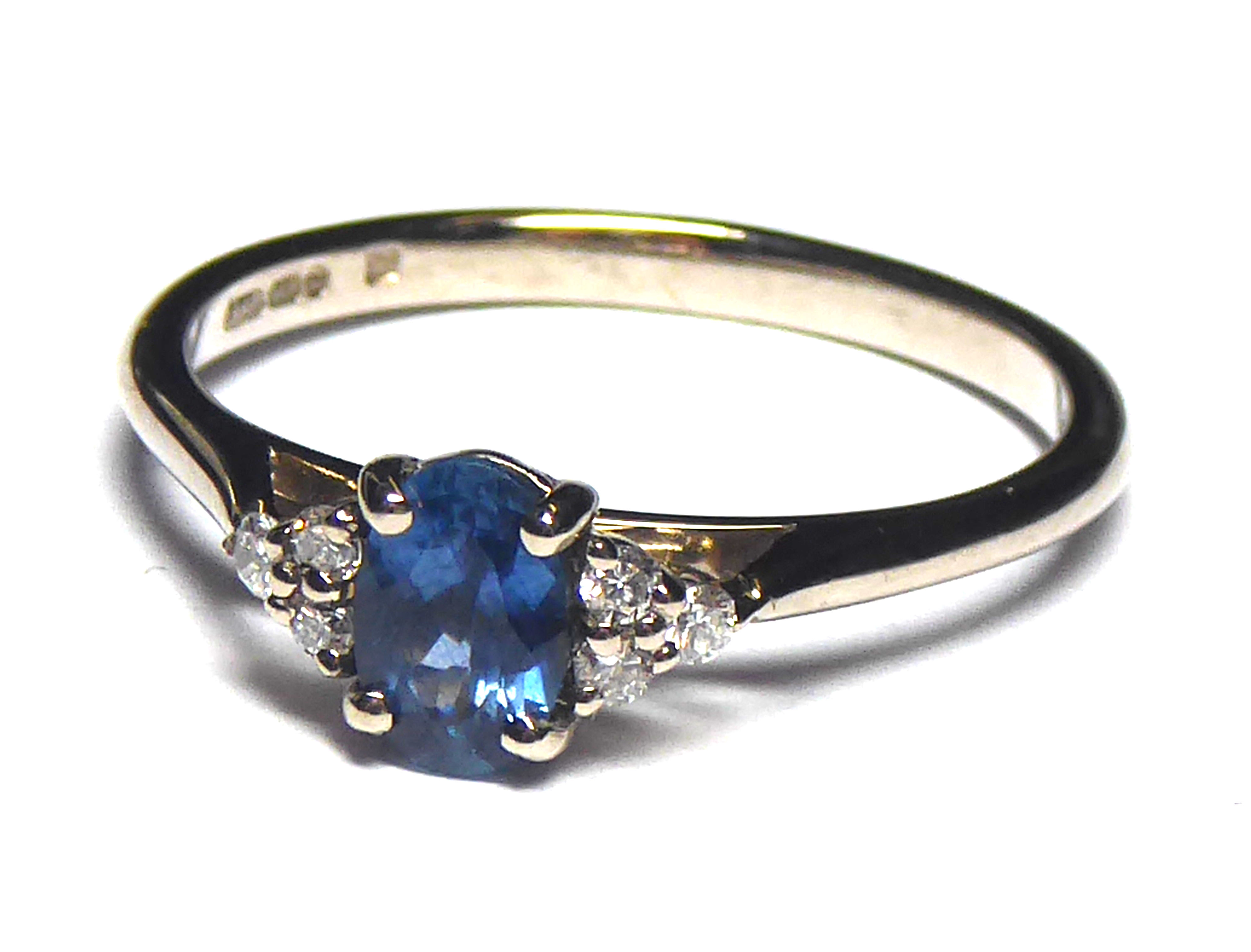 AN 18CT GOLD, SAPPHIRE AND DIAMOND RING Having a single oval cut sapphire flanked by diamonds ( - Image 2 of 2