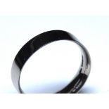 AN 18CT WHITE GOLD GENT'S WEDDING BAND Plain design (size S).