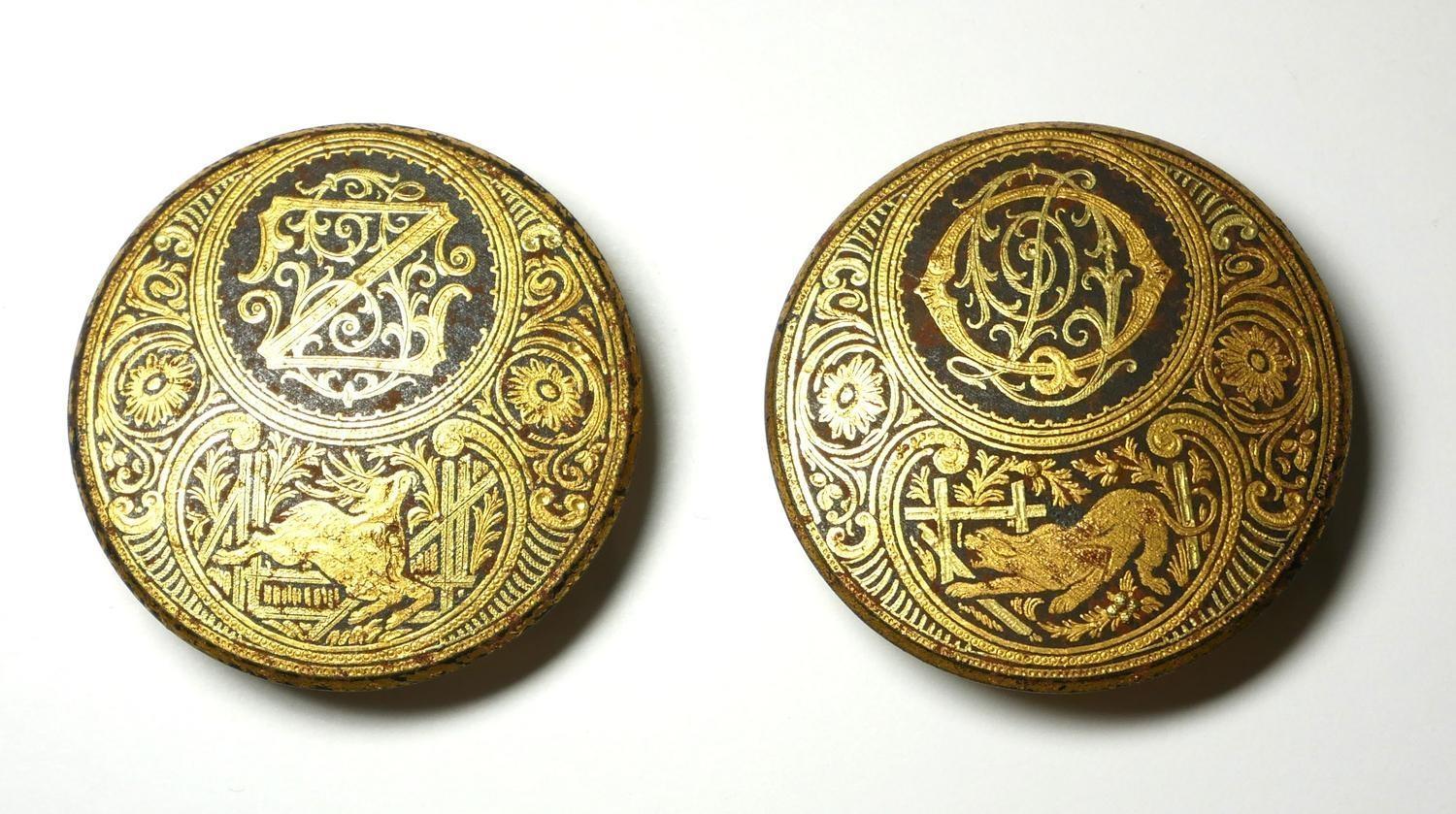 A PAIR OF 20TH CENTURY SPANISH GILT METAL DAMASCENE CIRCULAR DRESS BUTTONS With fine gilt decoration