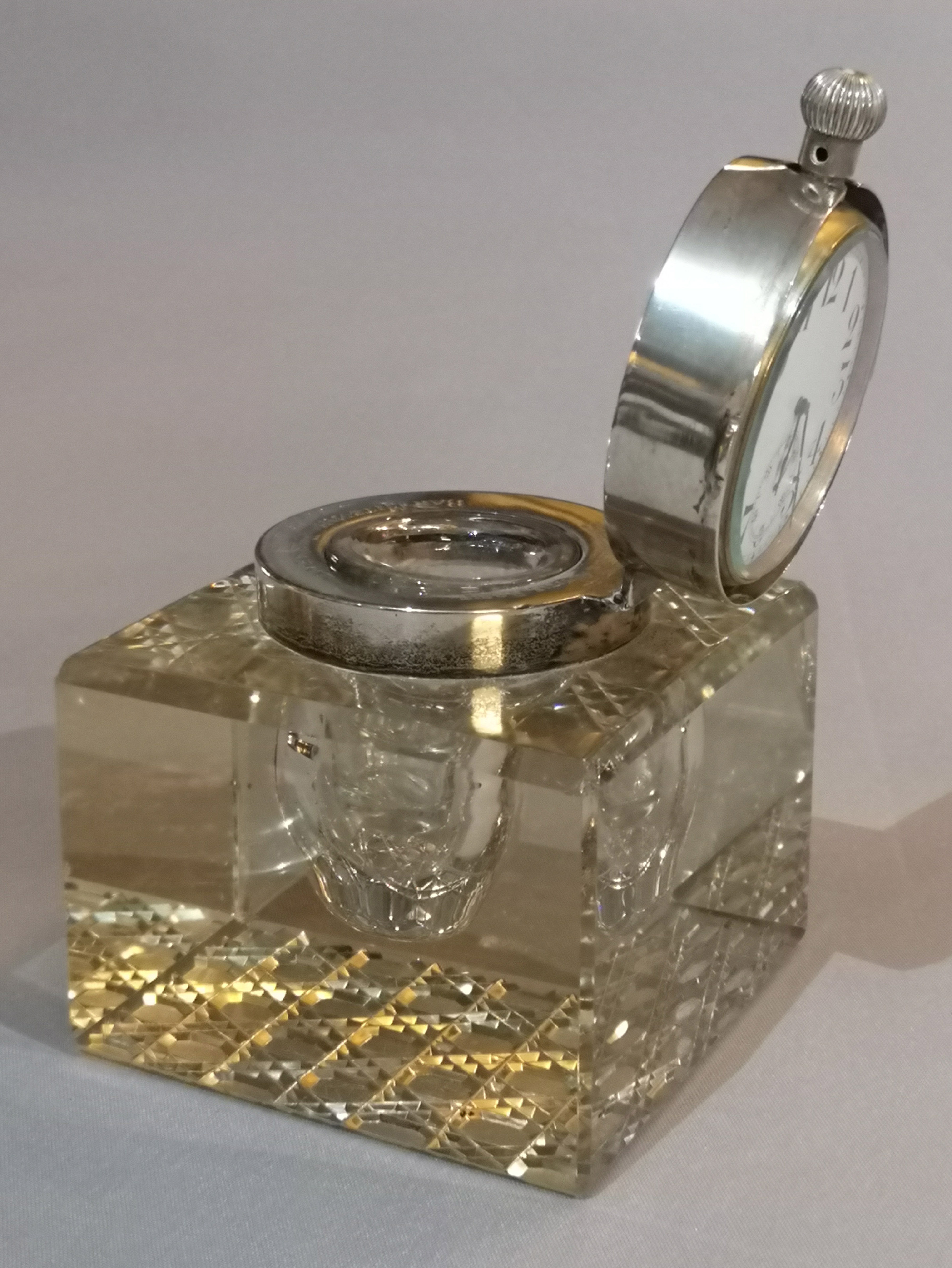 A RARE AND UNUSUAL EDWARDIAN SILVER AND CUT GLASS INKWELL/DESK CLOCK The hinged lid containing an - Image 3 of 3
