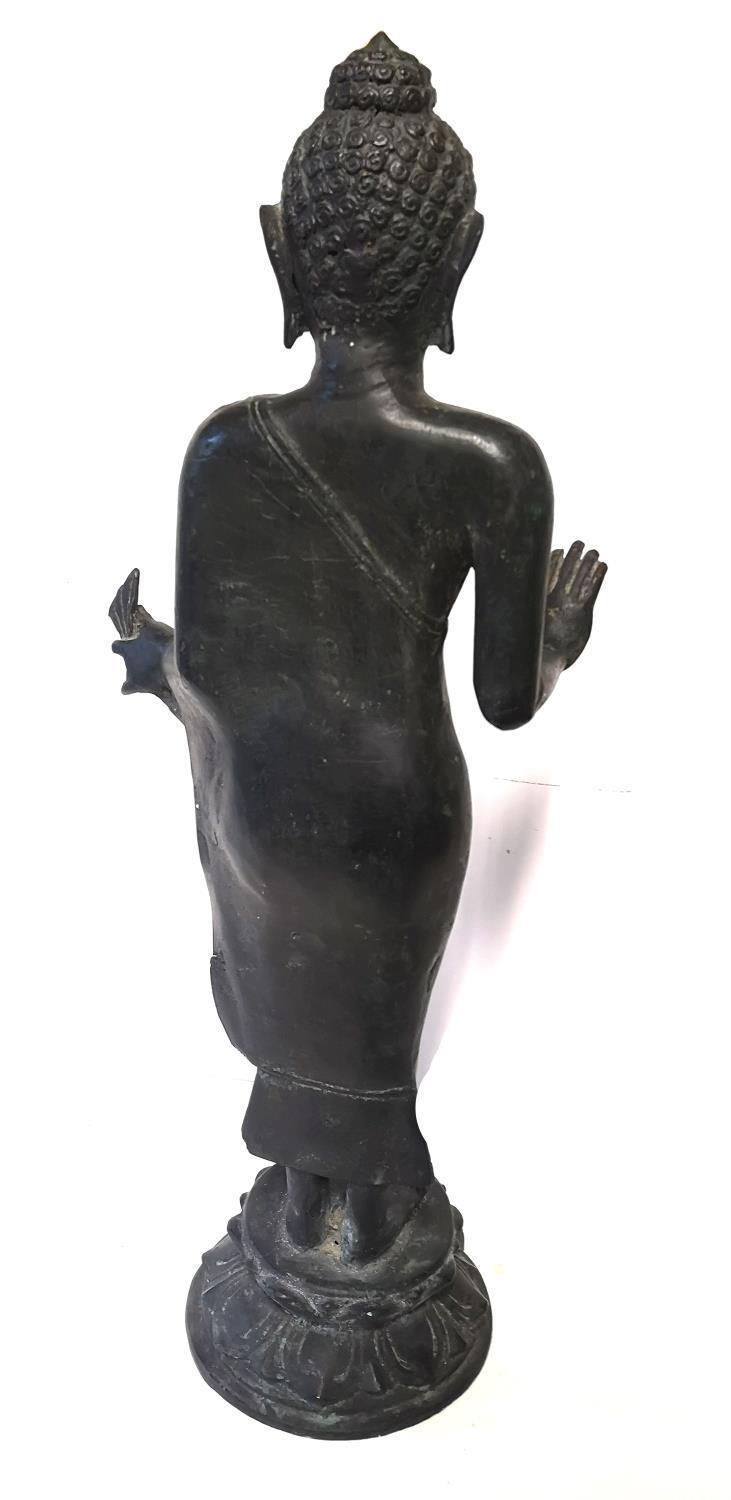 A CHINESE BRONZE STATUE OF A STANDING BUDDHA Patinated finish with one palm hand showing, raised - Image 5 of 5
