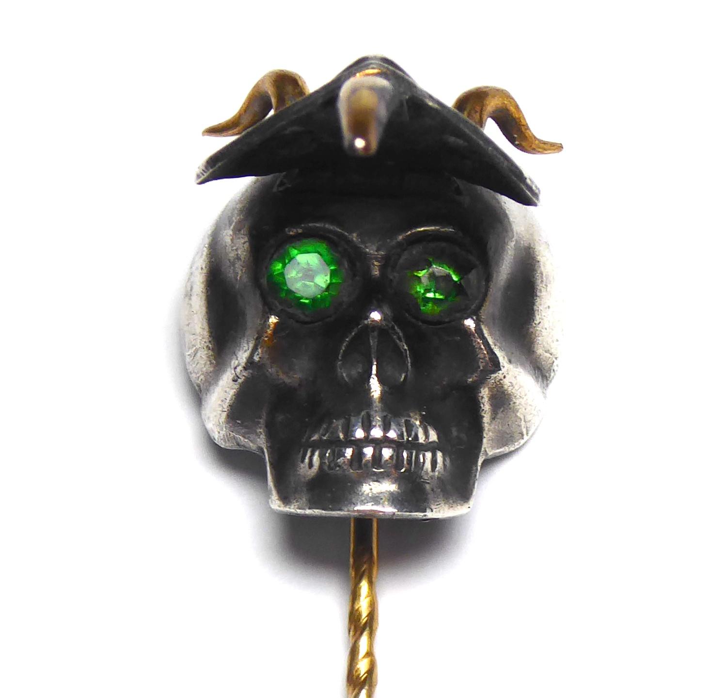 A BI METAL AND GEM SET DEVIL MASK STICK PIN A hinged white metal mask set with gilt metal horns - Image 5 of 5