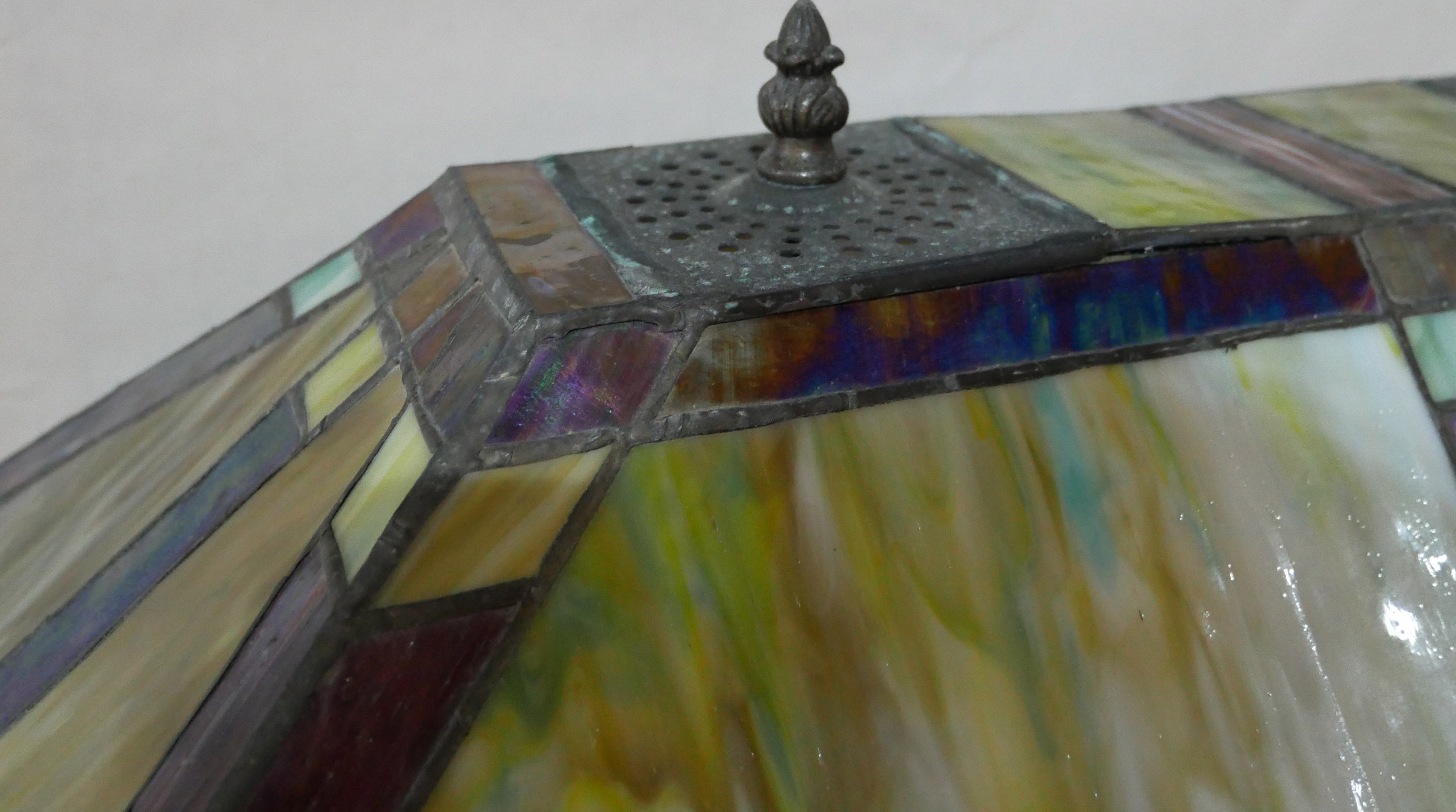 A FRANK LLOYD WRIGHT DESIGN TABLE LAMP With stained Vaseline leaded glass shade, raised on two - Image 4 of 4