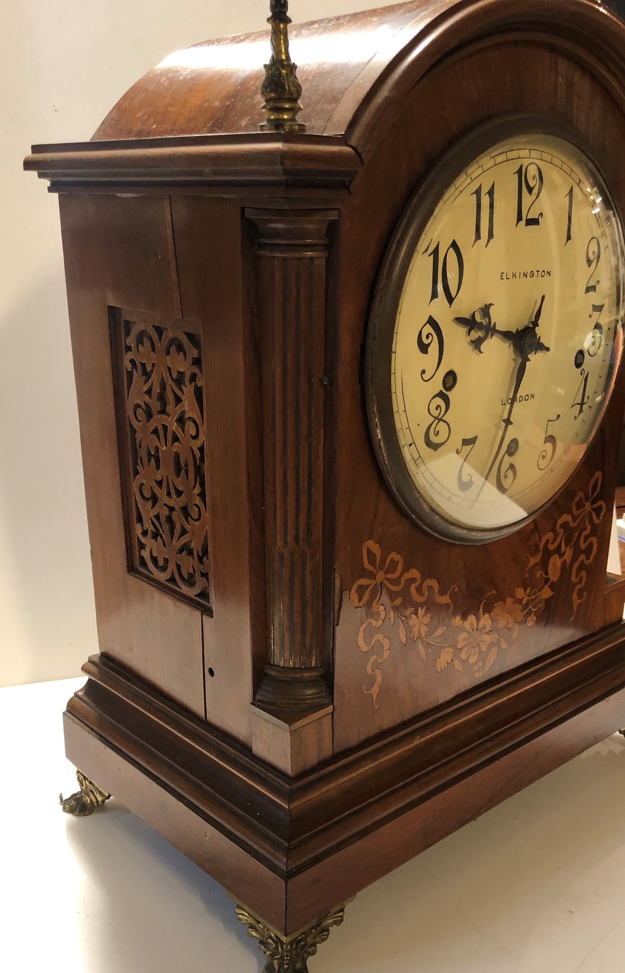 ELKINGTON, LONDON, A LARGE LATE 19TH CENTURY MAHOGANY AND FLORAL MARQUETRY INLAID CASED MANTLE CLOCK - Image 4 of 5