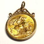 A GEORGE V 22ct GOLD SOVEREIGN COIN AND 9ct GOLD MOUNT Dated 1912 with George and dragon to reverse.