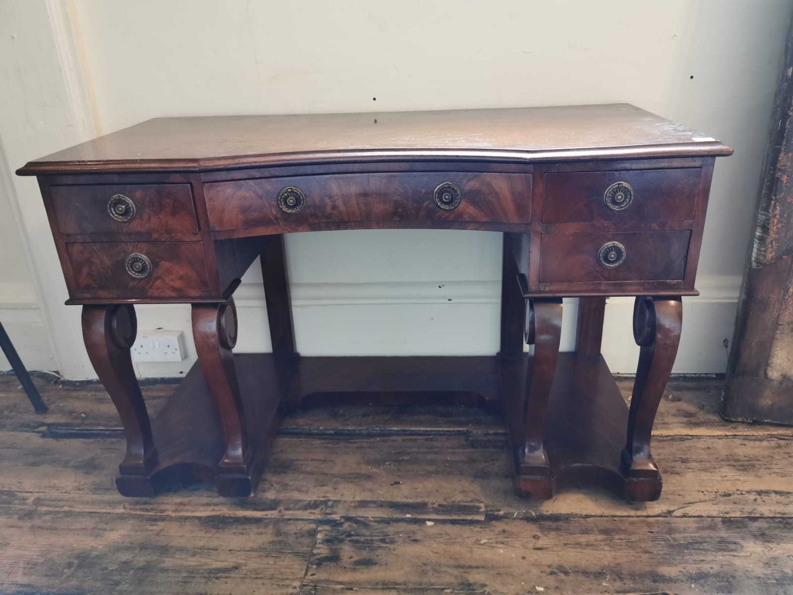 AN EARLY VICTORIAN MAHOGANY LADIES DRESSING TABLE With inverted bow front fitted with five