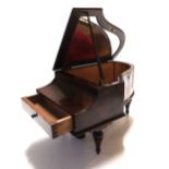 AN EARLY 20TH CENTURY ROSEWOOD JEWELLERY BOX IN THE FORM OF A GRAND PIANO The rise and fall top with