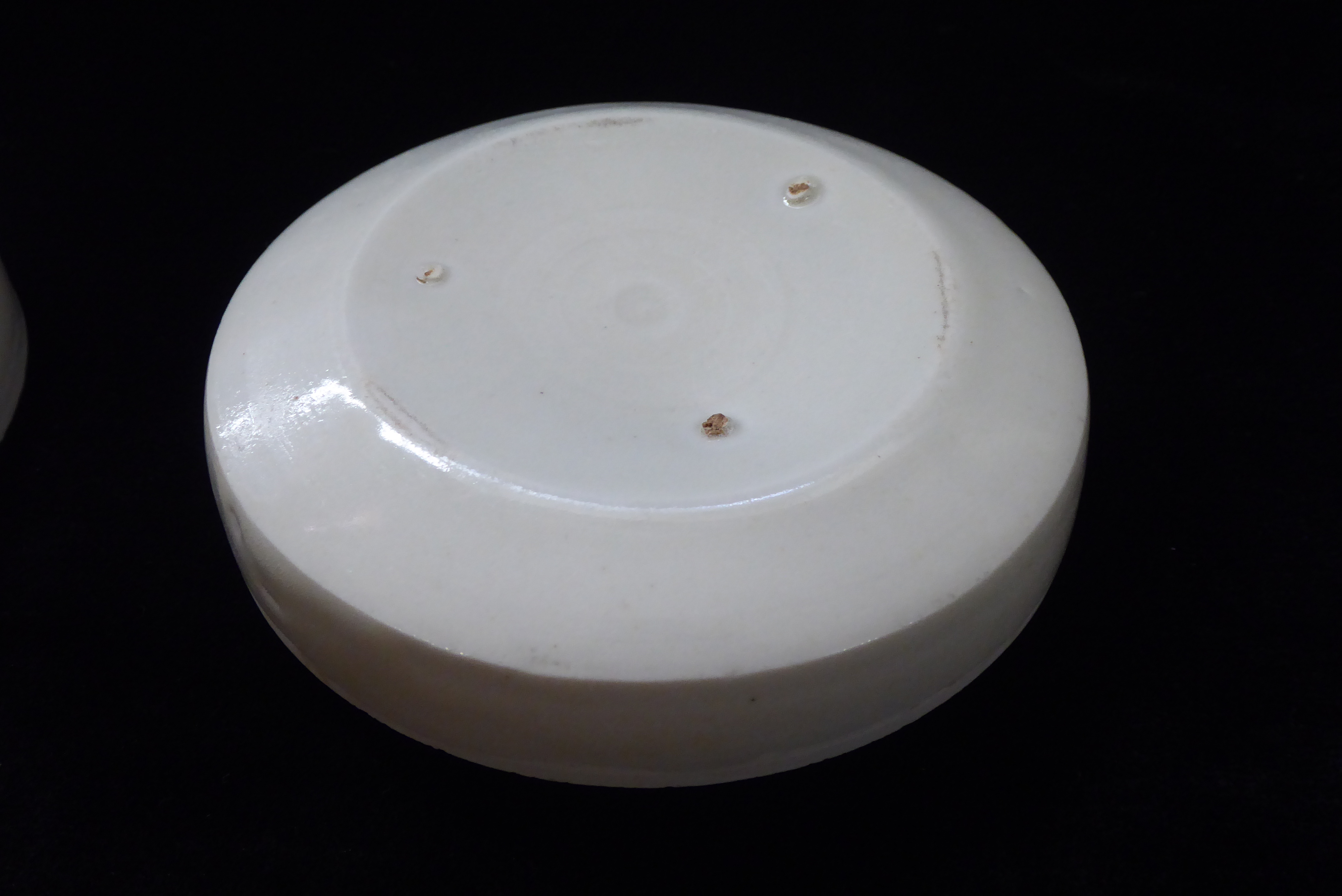 A CHINESE WHITE GLAZE SONG DYNASTY 'DING' WARE 'LIDDED BOX Spherical form of plain design with three - Image 4 of 7