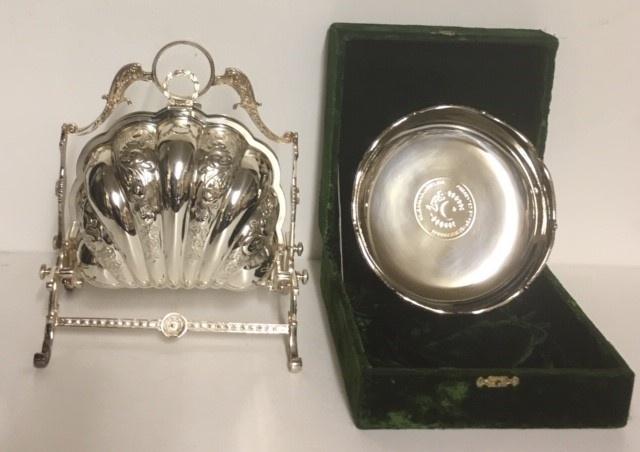 MAPPIN & WEBB, A 20TH CENTURY SILVER PLATED FOLDING BISCUIT BOX Shell form with folding pierced