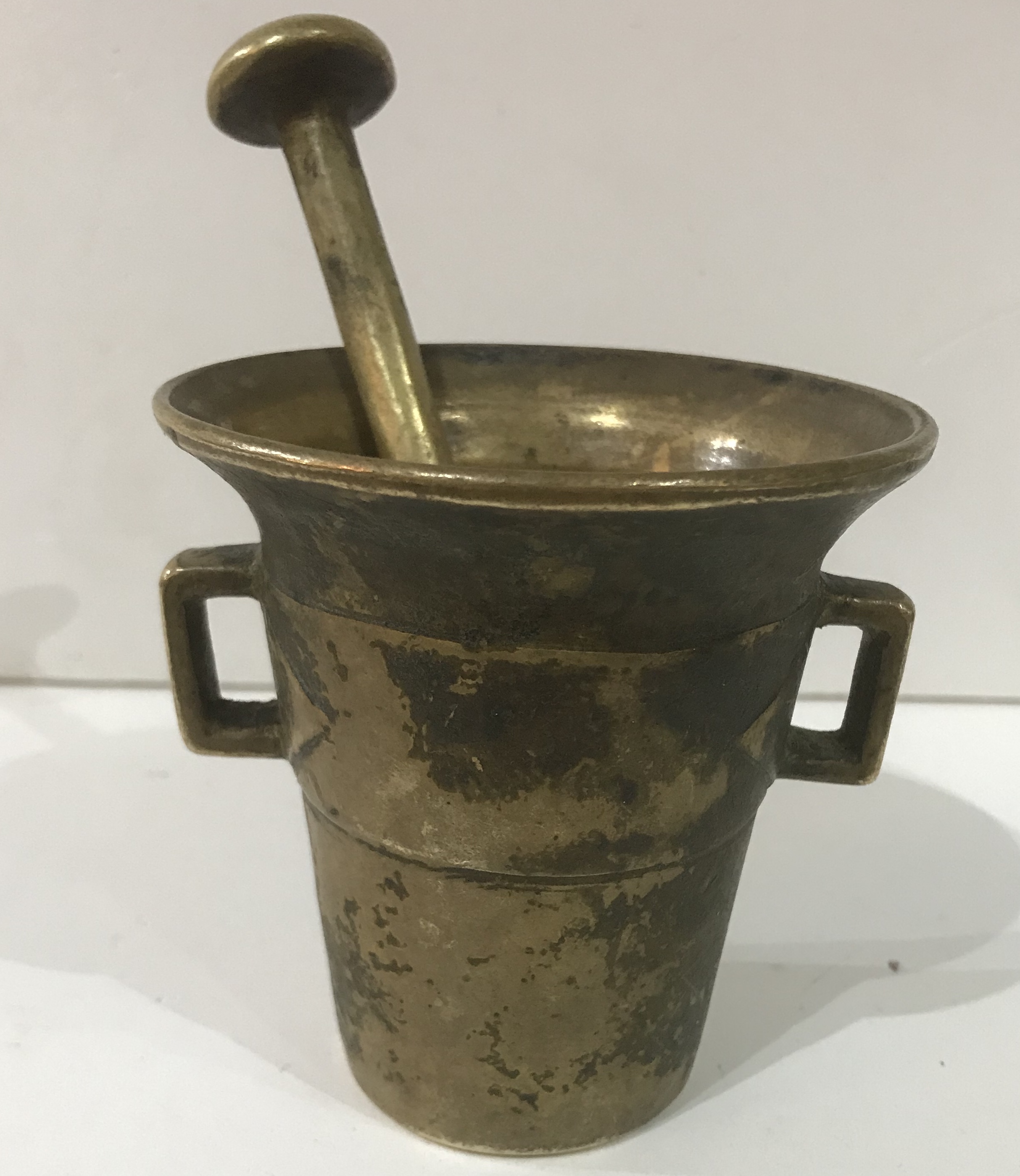 AN 18TH/19TH CENTURY BRONZE PESTLE AND MORTAR (10 cm).