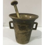 AN 18TH/19TH CENTURY BRONZE PESTLE AND MORTAR (10 cm).