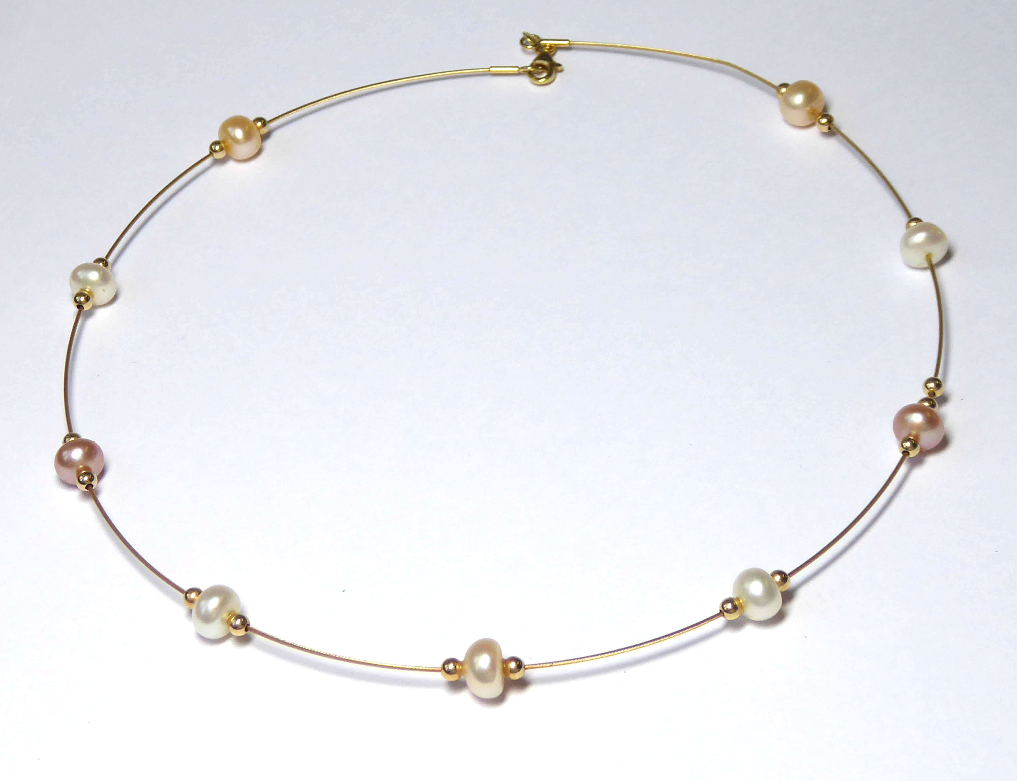 A 14CT GOLD AND MOTHER OF PEARL NECKLACE Five link chain with spherical beads, in a fitted velvet