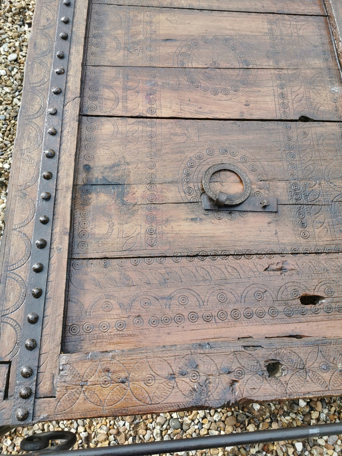 A LARGE 18TH/19TH CENTURY HARDWOOD DOOR With lightly carved decoration and heavy iron strap work, - Image 3 of 3