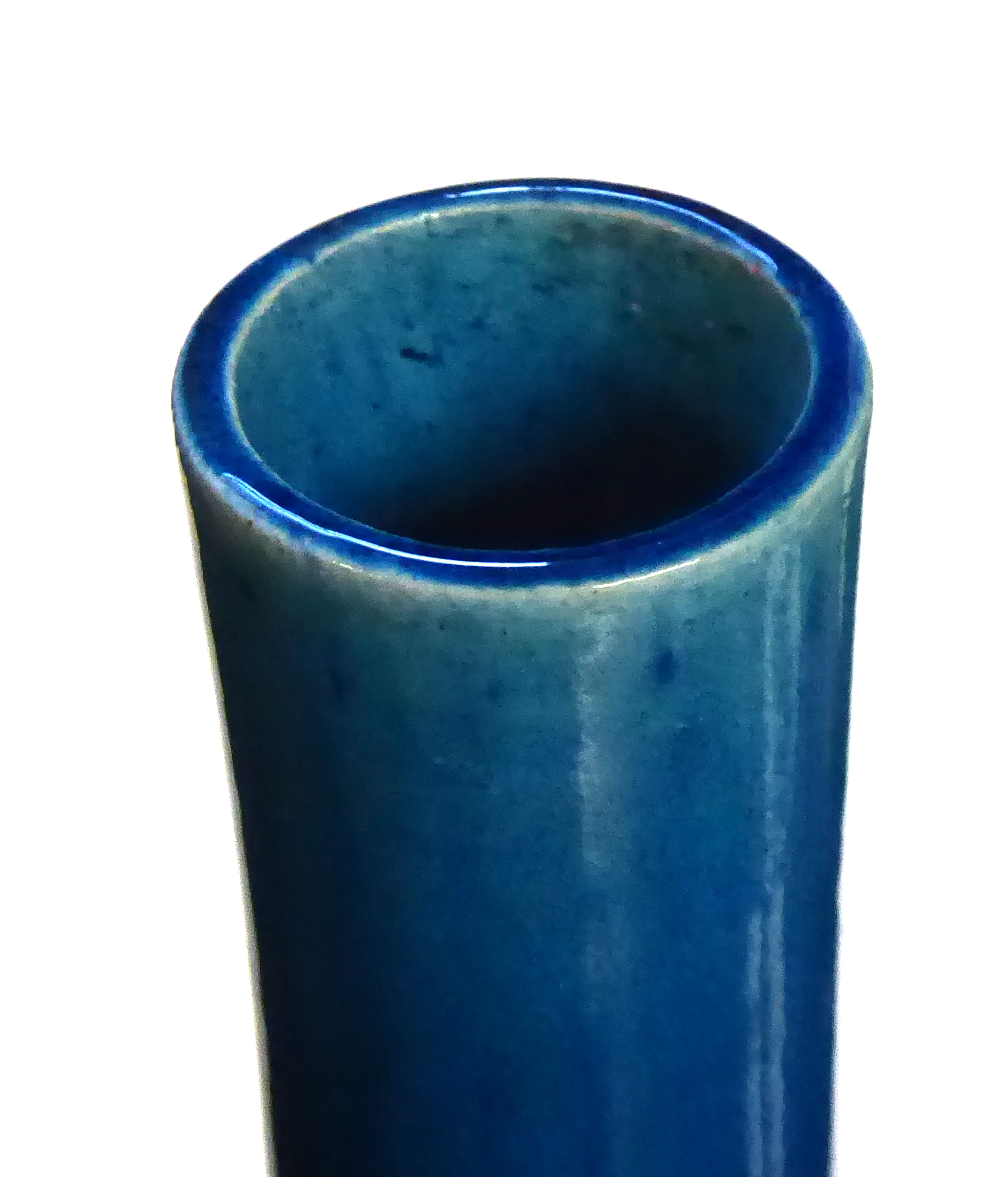 A CHINESE TURQUOISE GLAZE POTTERY BOTTLE VASE, Of plain form, unmarked. Approx 31cm - Image 4 of 7