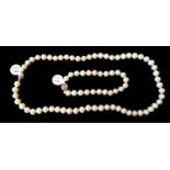 A GREY PEARL NECKLACE AND MATCHING BRACELET SET The single row of pearls on a silver clasp. (