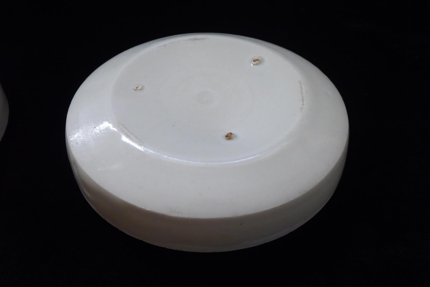 A CHINESE WHITE GLAZE SONG DYNASTY 'DING' WARE 'LIDDED BOX Spherical form of plain design with three - Image 5 of 7